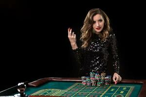 femme en jouant dans casino. femme enjeux piles de frites en jouant rou photo