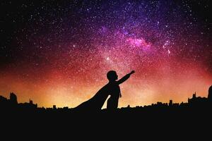 super-héros silhouette à le nuit étoilé ciel Contexte photo