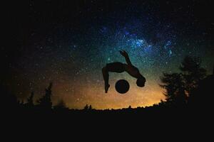 sportif homme sauter silhouette à le nuit étoilé ciel et lune Contexte. photo