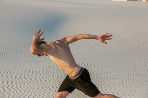 en forme homme fonctionnement vite sur le sable. puissant coureur formation Extérieur sur été. photo