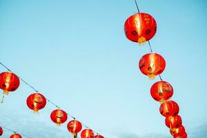 réel incroyable magnifique rouge chinois lanternes. chinois nouveau, année Japonais asiatique Nouveau année rouge les lampes Festival quartier chinois chinois traditionnel lanternes dans fête sur chinois Nouveau année photo