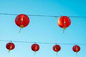 réel incroyable magnifique rouge chinois lanternes. chinois nouveau, année Japonais asiatique Nouveau année rouge les lampes Festival quartier chinois chinois traditionnel lanternes dans fête sur chinois Nouveau année photo