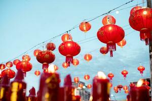 réel incroyable magnifique rouge chinois lanternes. chinois nouveau, année Japonais asiatique Nouveau année rouge les lampes Festival quartier chinois chinois traditionnel lanternes dans fête sur chinois Nouveau année photo