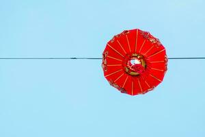 réel incroyable magnifique rouge chinois lanternes. chinois nouveau, année Japonais asiatique Nouveau année rouge les lampes Festival quartier chinois chinois traditionnel lanternes dans fête sur chinois Nouveau année photo