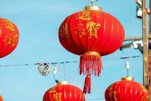 réel incroyable magnifique rouge chinois lanternes. chinois nouveau, année Japonais asiatique Nouveau année rouge les lampes Festival quartier chinois chinois traditionnel lanternes dans fête sur chinois Nouveau année photo