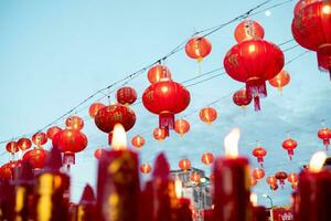 réel incroyable magnifique rouge chinois lanternes. chinois nouveau, année Japonais asiatique Nouveau année rouge les lampes Festival quartier chinois chinois traditionnel lanternes dans fête sur chinois Nouveau année photo