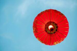 réel incroyable magnifique rouge chinois lanternes. chinois nouveau, année Japonais asiatique Nouveau année rouge les lampes Festival quartier chinois chinois traditionnel lanternes dans fête sur chinois Nouveau année photo