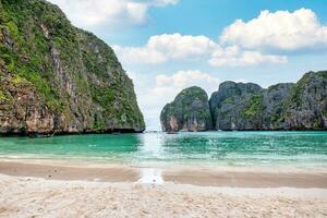 Maya baie avec calcaire Montagne et traditionnel bateau dans andaman mer à phi phi îles photo