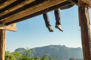 touristique homme séance jambes pendaison sur terrasse photo