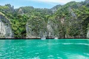 pileh lagune falaise calcaire magnifique dans phi phi île photo