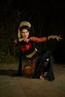 une Javanais Danseur dansant avec or accessoires et une visage plein de maquillage photo
