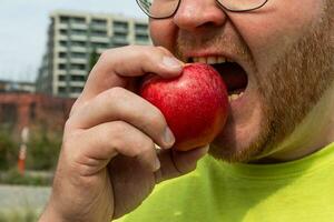 ai généré en bonne santé mordre barbu homme jouit Pomme photo