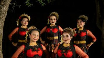 une groupe de danseurs supporter grand comme rouge costumes fournir une spectaculaire et gracieux contraste photo