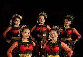 une groupe de danseurs supporter grand comme rouge costumes fournir une spectaculaire et gracieux contraste photo