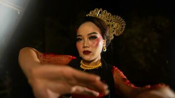 un indonésien Danseur spectacles une Danse cette spectacles le beauté de une tradition plein de histoires dans chaque mouvement photo