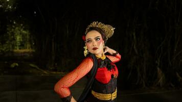 un indonésien Danseur spectacles une Danse cette spectacles le beauté de une tradition plein de histoires dans chaque mouvement photo