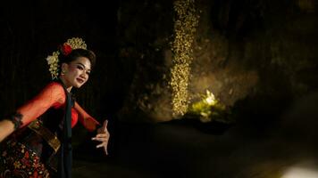 un asiatique Danseur dansant dans de face de le Cour dans une rouge costume photo