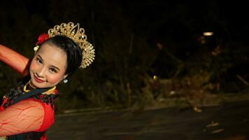 un indonésien Danseur rayonne charme cette attire le attention de le public tout au long de le performance avec sa rouge robe photo