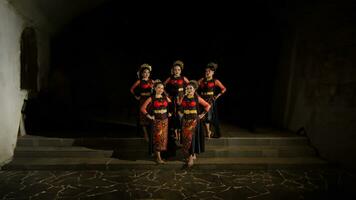 une groupe de danseurs supporter et unir dans rouge costumes cette spectacle unité photo