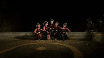 une groupe de danseurs étaient vu relaxant avec leur copains et création une chaud atmosphère photo