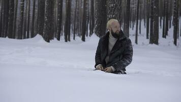 homme dans une du froid neigeux forêt photo