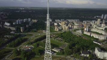 aérien de le la télé la tour à l'automne. Haut vue de le la télé la tour dans le ville photo