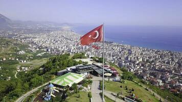 Haut vue de turc drapeaux sur Montagne sur Contexte de ville et mer. agrafe. turc recours ville situé dans montagneux zone sur plage photo