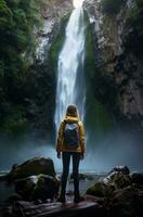 ai généré une femme des promenades passé une grand cascade photo