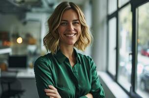 ai généré souriant femme dans vert chemisier avec bras franchi dans Bureau photo