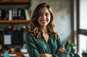 ai généré souriant femme dans vert chemisier avec bras franchi dans Bureau photo