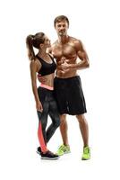 Jeune des sportifs couple femme et homme dans studio sur blanc Contexte photo