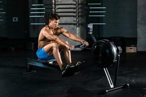 musclé homme Faire exercice pour jambes dans le Gym photo