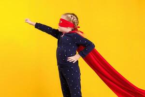 super-héros peu fille dans une rouge imperméable et une masque photo
