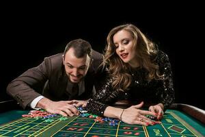 homme et femme en jouant à roulette table dans casino photo