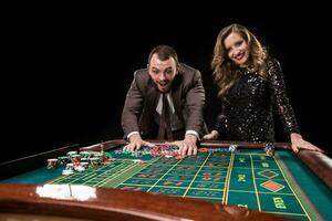 homme et femme en jouant à roulette table dans casino photo