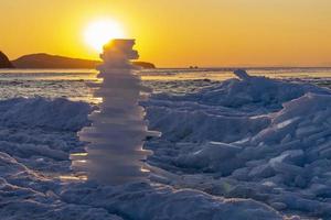 pyramide de glace sur le fond d'un beau coucher de soleil photo