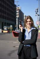 verticale portrait de réussi femme sur rue. femme d'affaires dans costume à la recherche sur de soi photo