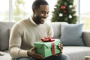 ai généré homme ouverture cadeau boîte à Accueil sur canapé photo