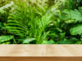 table Haut bois compteur sol podium dans la nature en plein air tropical forêt jardin flou vert jungle plante background.natural produit présent placement piédestal supporter affichage, ressort ou été concept. photo