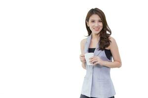 Jeune professionnel Bureau asiatique femme tenir blanc tasse dans mains tandis que elle travail de Bureau tandis que isolé sur blanc Contexte. photo