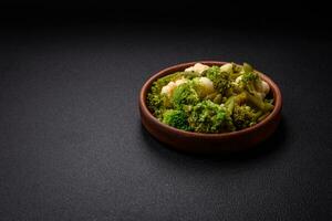 délicieux Frais des légumes à la vapeur carottes, brocoli, choufleur photo