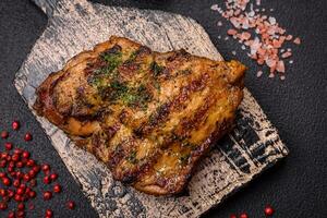 délicieux juteux du boeuf ou poulet steak avec sel, épices et herbes photo