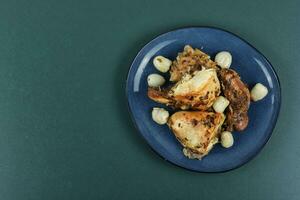 assiette de poulet rôti avec litchi. photo