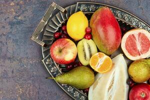 assortiment de des fruits sur une plateau. photo