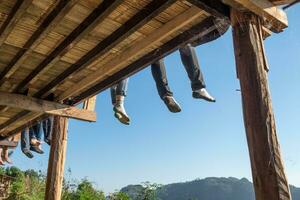 touristes séance jambes pendaison sur terrasse photo