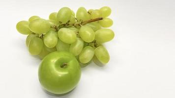 grappe de raisin et prune verte sur fond blanc