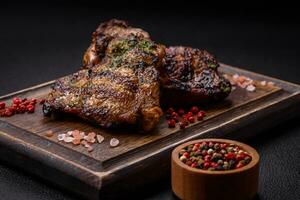 délicieux juteux du boeuf ou poulet steak avec sel, épices et herbes photo