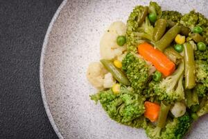 délicieux Frais des légumes à la vapeur carottes, brocoli, choufleur photo