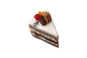 délicieux magnifique pièce de gâteau avec crème et baies photo