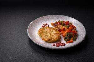 délicieux Frais frit haché poisson côtelettes avec épices et herbes photo